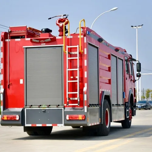 中国制造商生产的柴油泵水罐消防车，容量7000-10000升，用于森林消防救援