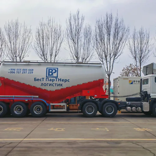 Medium-density powder and granular material transportation vehicle