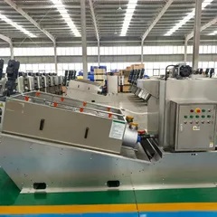 Type 102 screw-type sludge dewatering machine: The water turns yellow but does not stink.