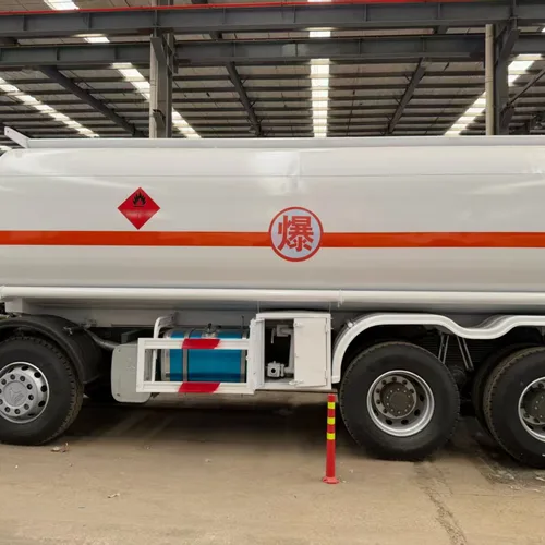 SINOTRUK HOWO 8×4 30CBM Fuel Tanker, 371HP Euro 2 / Euro 3