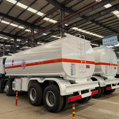 SINOTRUK HOWO 8×4 30CBM Fuel Tanker, 371HP Euro 2 / Euro 3