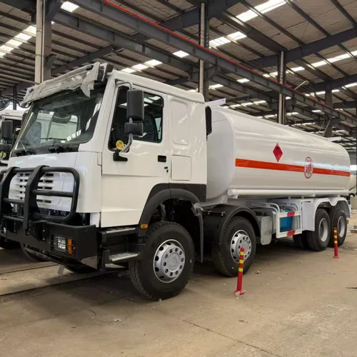 SINOTRUK HOWO 8×4 30CBM Fuel Tanker, 371HP Euro 2 / Euro 3
