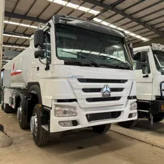 SINOTRUK HOWO 8×4 30CBM Fuel Tanker, 371HP Euro 2 / Euro 3
