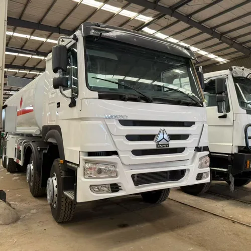 SINOTRUK HOWO 8×4 30CBM Fuel Tanker, 371HP Euro 2 / Euro 3