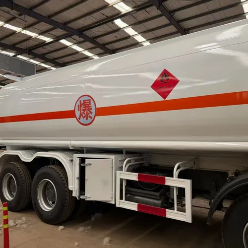 SINOTRUK HOWO 8×4 30CBM Fuel Tanker, 371HP Euro 2 / Euro 3