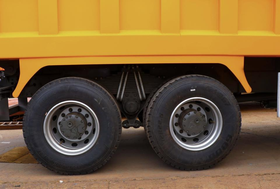 Export-version Howo 8×4 Dump Truck with Reinforced Body, Ideal for African Earthwork/Sand & Gravel/Mining
