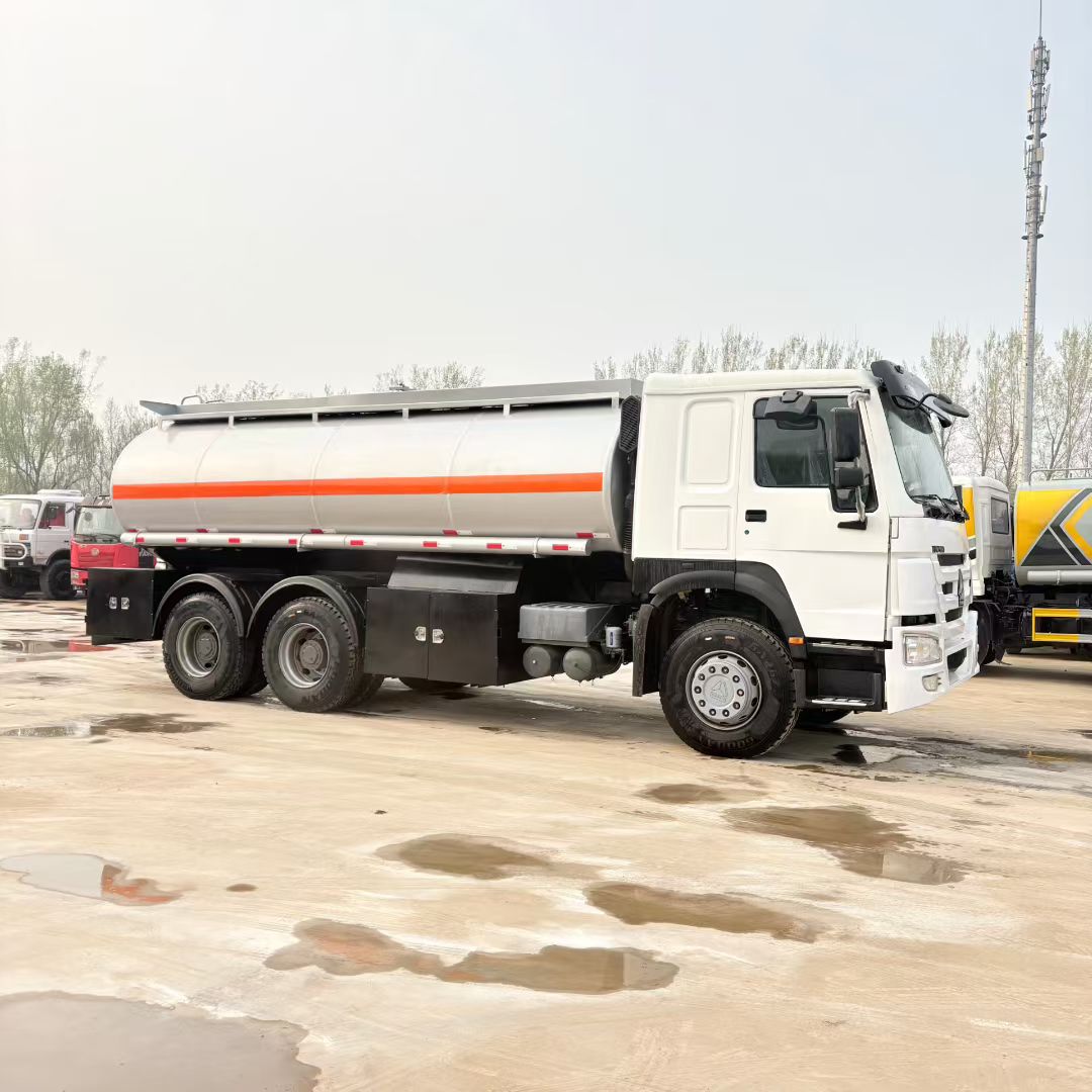 Large Fuel Tanker Mobile Diesel Oil Tank Transport Vehicle