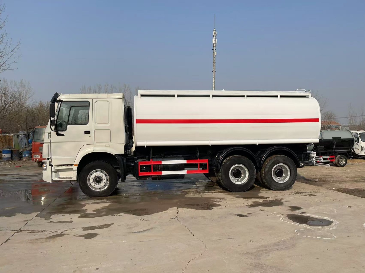 Large Fuel Tanker Mobile Diesel Oil Tank Transport Vehicle