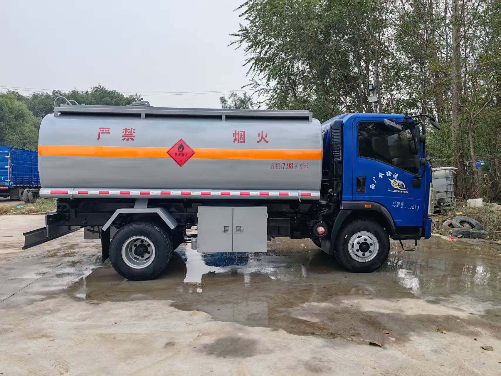 Large Fuel Tanker Mobile Diesel Oil Tank Transport Vehicle