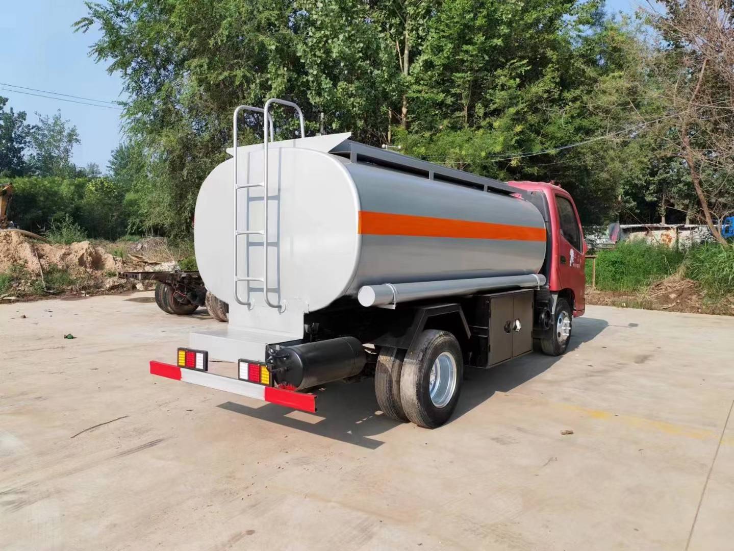Large Fuel Tanker Mobile Diesel Oil Tank Transport Vehicle