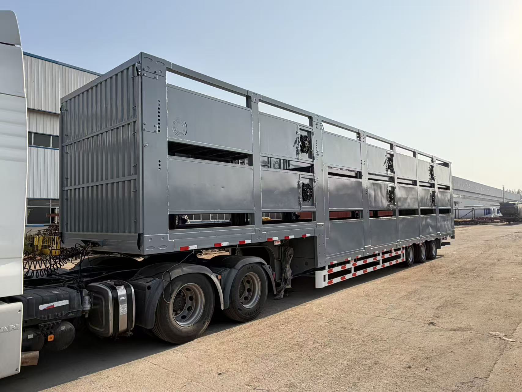 3-Tier Enclosed Livestock Transport Semi-Trailer with Ventilation Cooling for Cattle, Sheep, Pigs