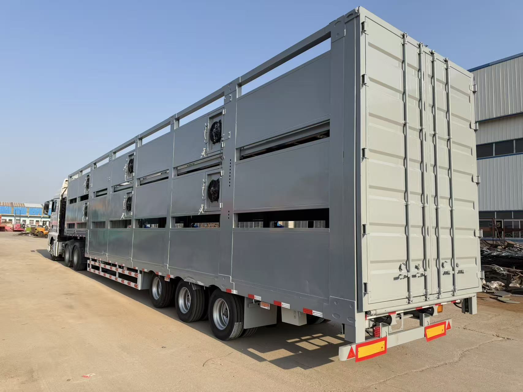 3-Tier Enclosed Livestock Transport Semi-Trailer with Ventilation Cooling for Cattle, Sheep, Pigs