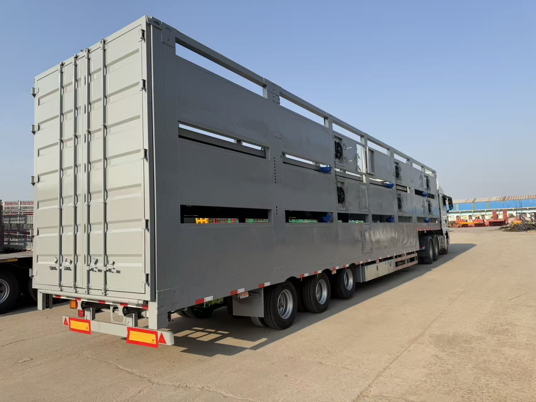 3-Tier Enclosed Livestock Transport Semi-Trailer with Ventilation Cooling for Cattle, Sheep, Pigs