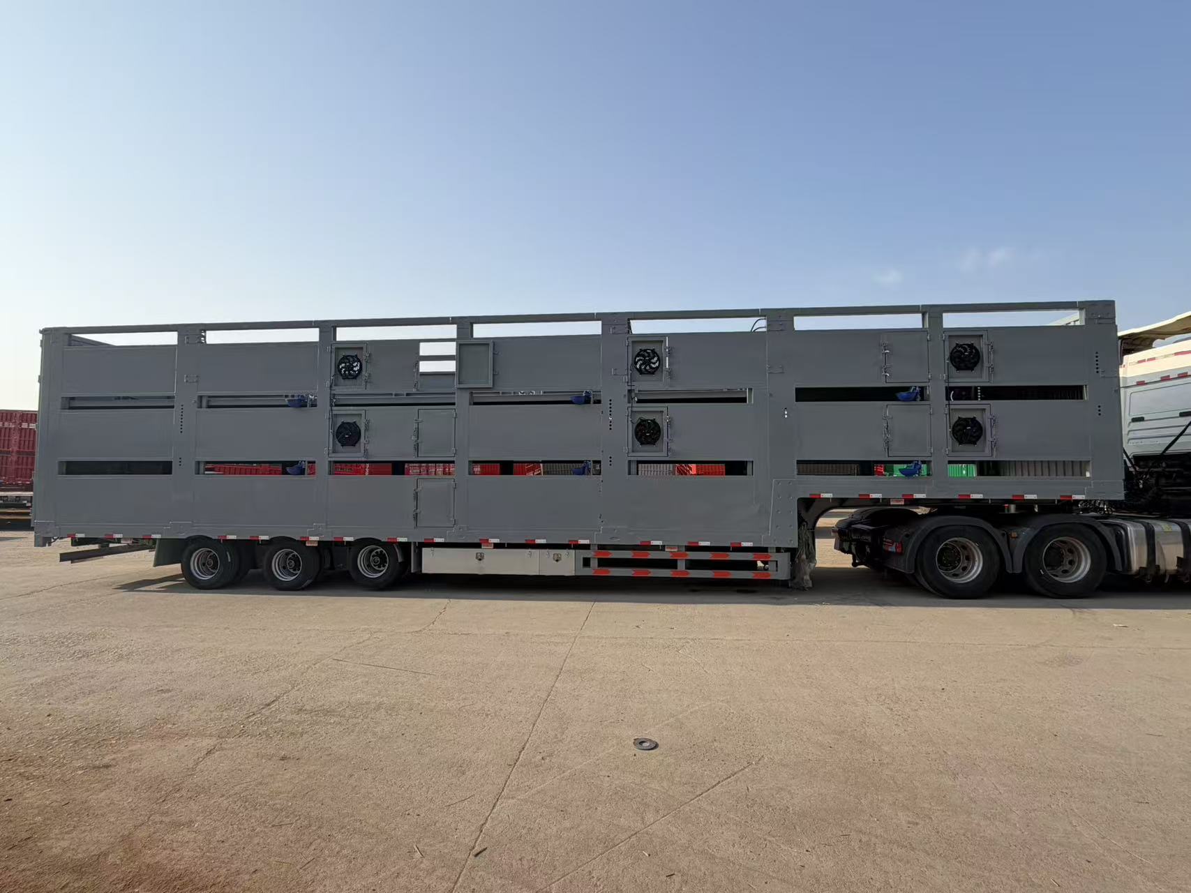 3-Tier Enclosed Livestock Transport Semi-Trailer with Ventilation Cooling for Cattle, Sheep, Pigs