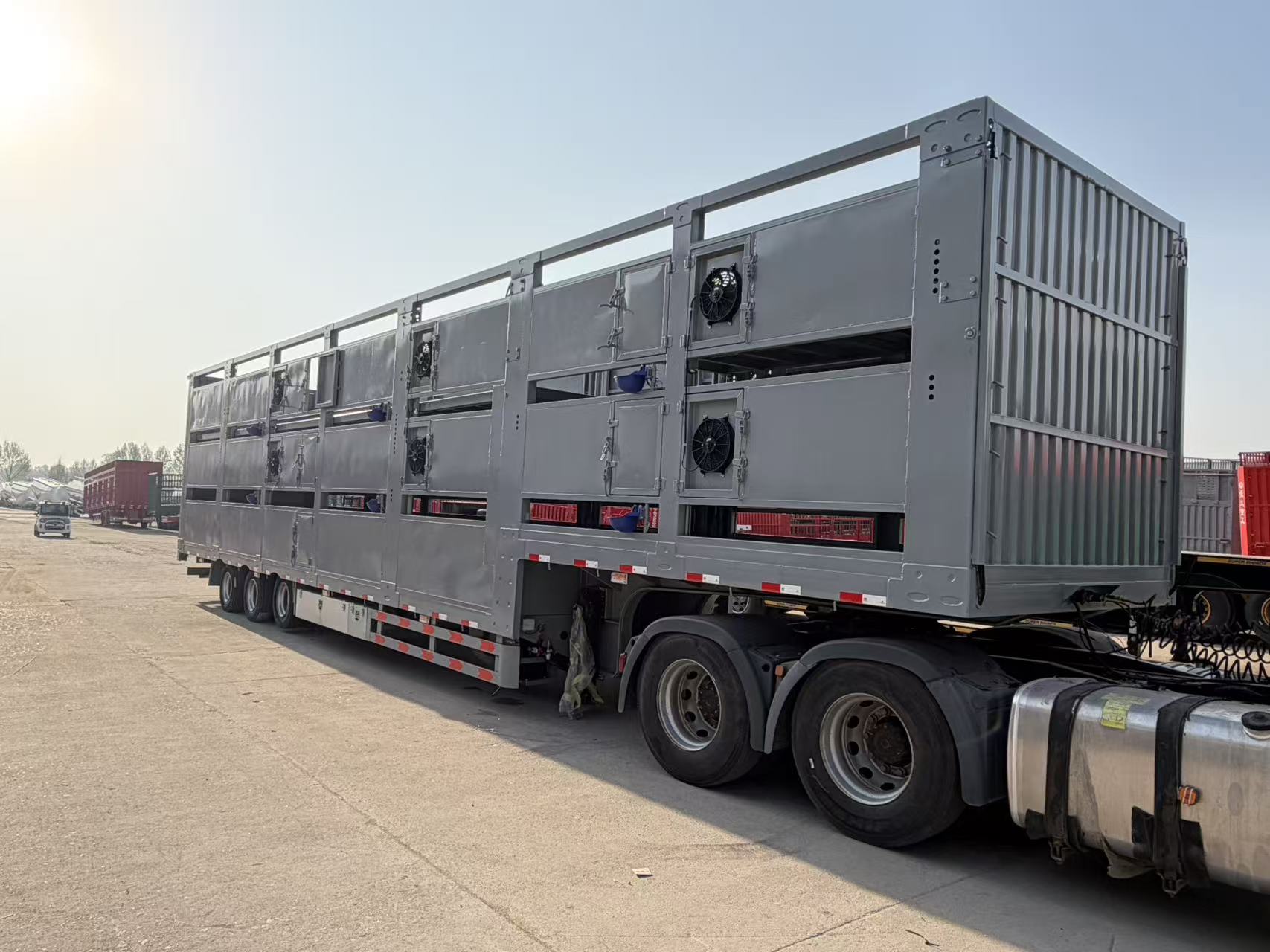 3-Tier Enclosed Livestock Transport Semi-Trailer with Ventilation Cooling for Cattle, Sheep, Pigs