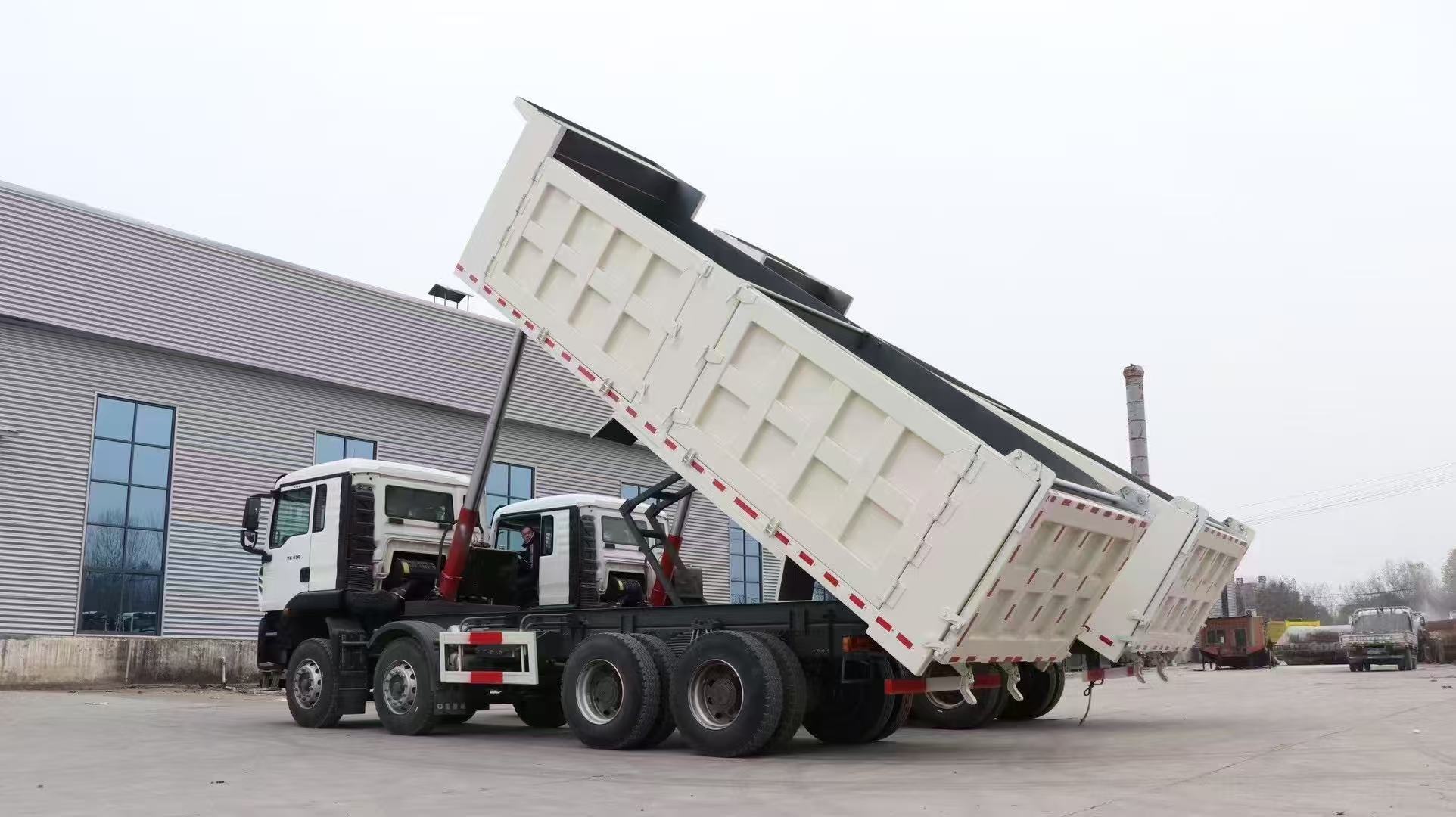 二手中国重汽豪沃TX 371马力 8×4 自卸车，欧II排放标准，10.5米工程用翻斗车