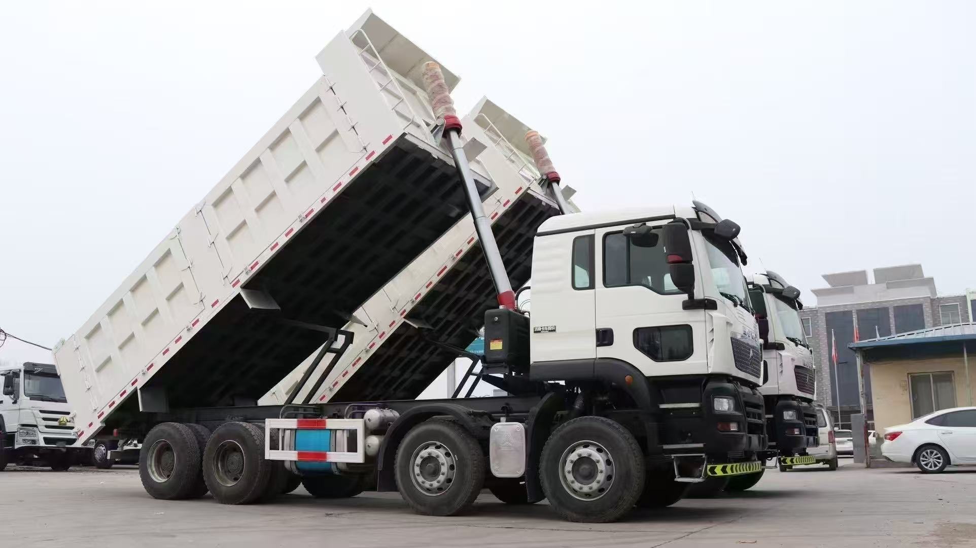 二手中国重汽豪沃TX 371马力 8×4 自卸车，欧II排放标准，10.5米工程用翻斗车