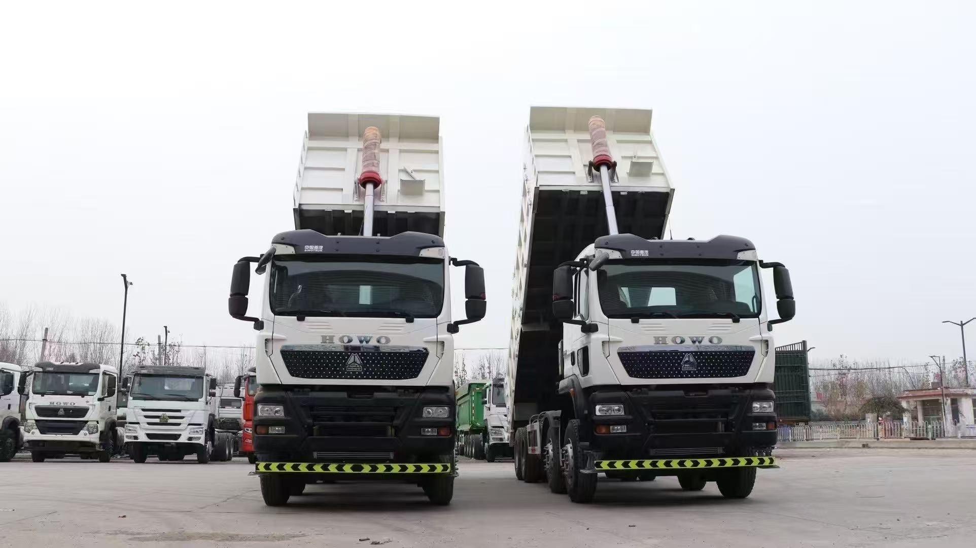 二手中国重汽豪沃TX 371马力 8×4 自卸车，欧II排放标准，10.5米工程用翻斗车