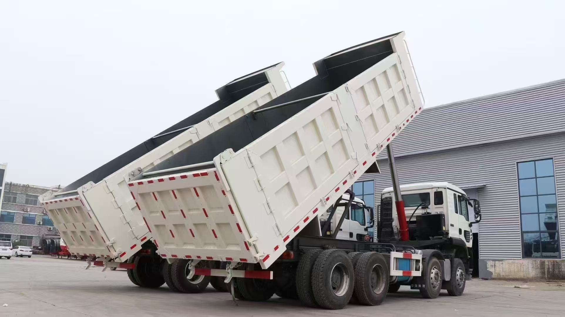 二手中国重汽豪沃TX 371马力 8×4 自卸车，欧II排放标准，10.5米工程用翻斗车