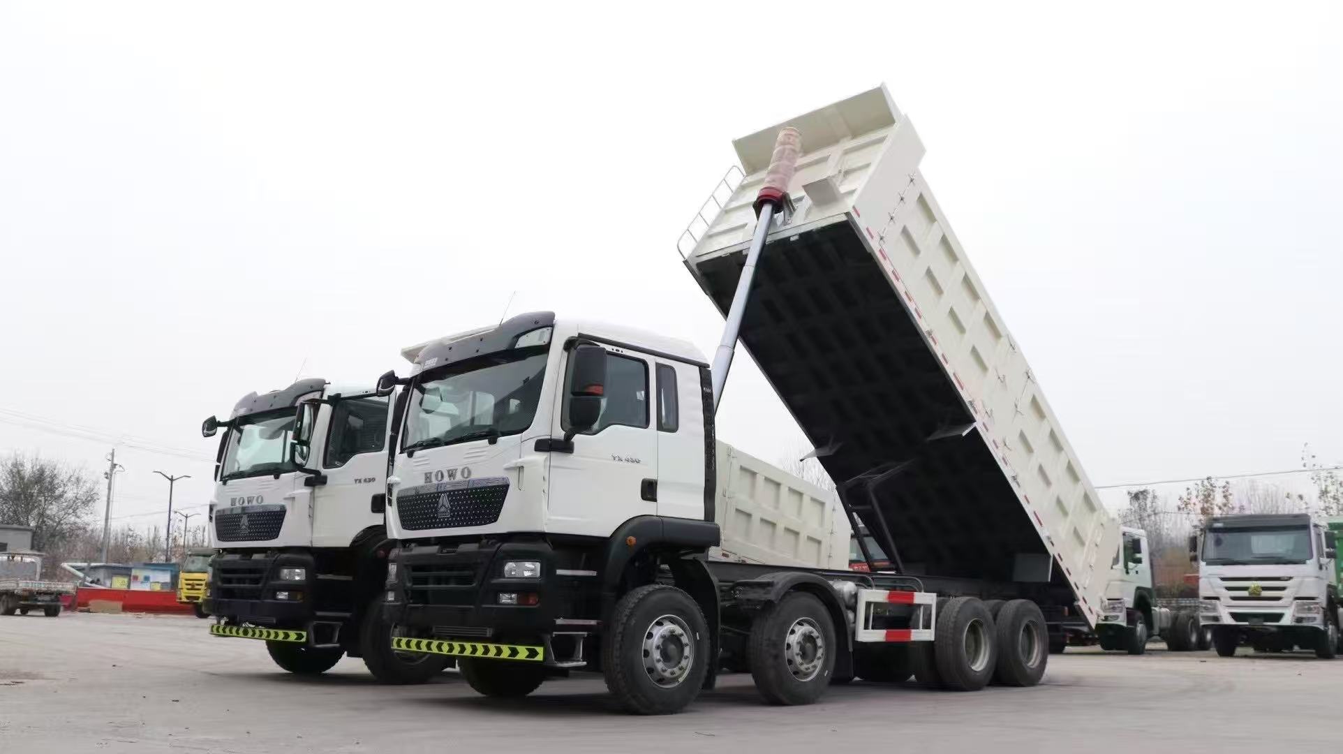 二手中国重汽豪沃TX 371马力 8×4 自卸车，欧II排放标准，10.5米工程用翻斗车