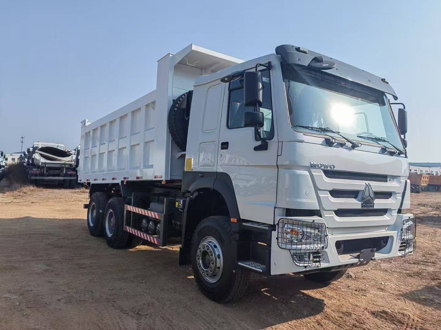 Sinotruk Howo 6×4 Dump Truck, 371/375HP, For Mining/Infrastructure/Port Transportation