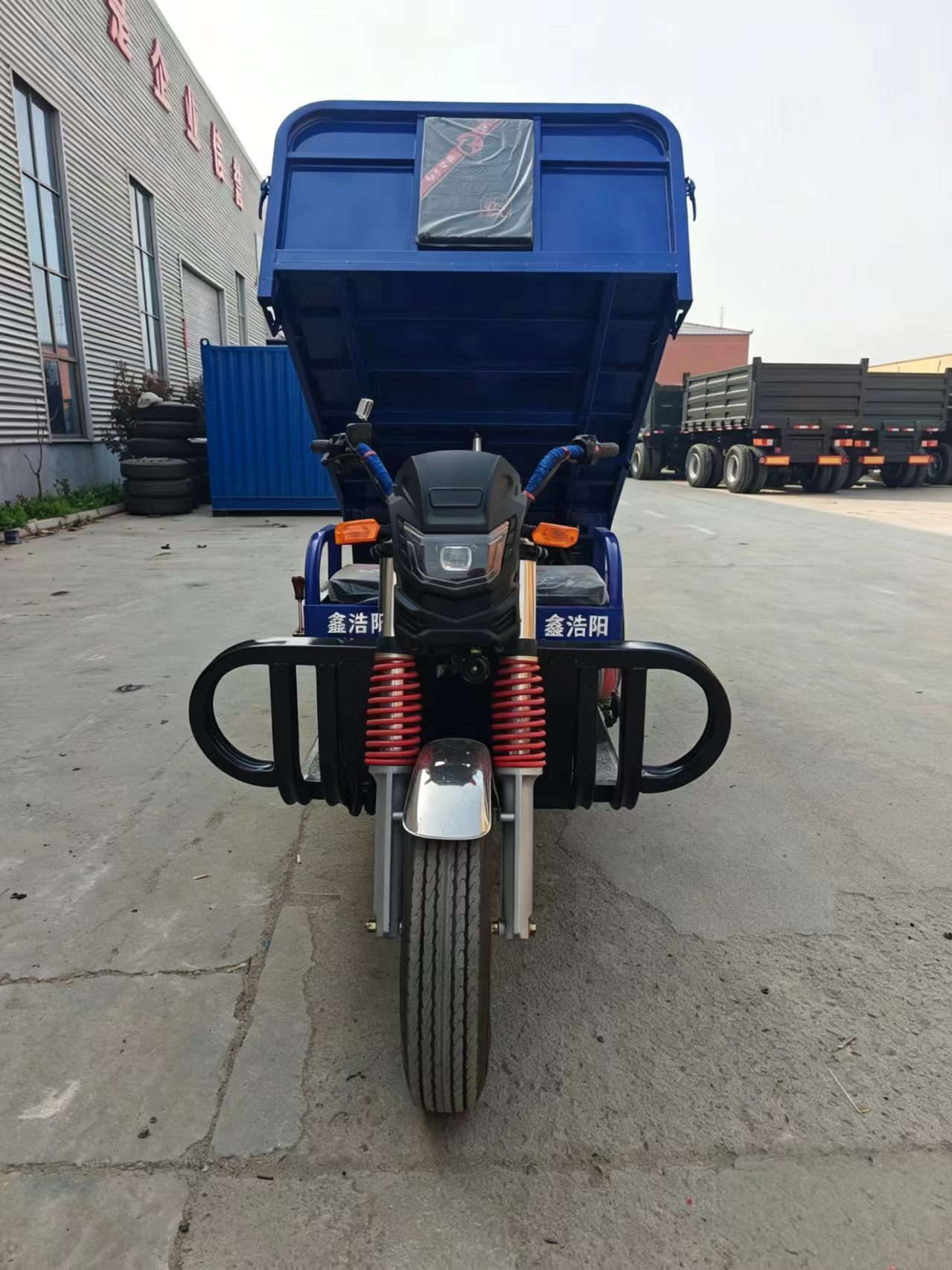 新昊阳电动液压倾卸三轮车，3000-5000W 重型，适用于建筑和农业用途