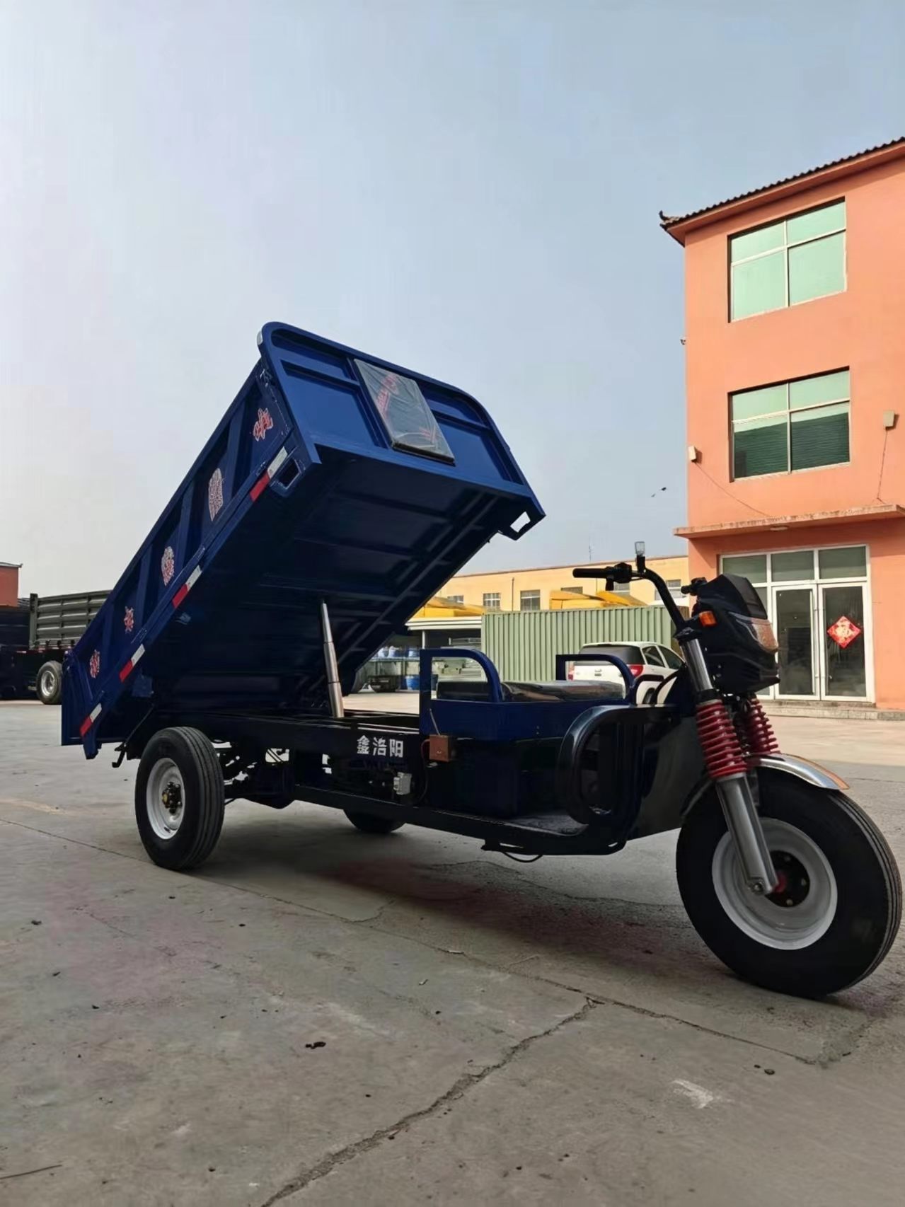新昊阳电动液压倾卸三轮车，3000-5000W 重型，适用于建筑和农业用途