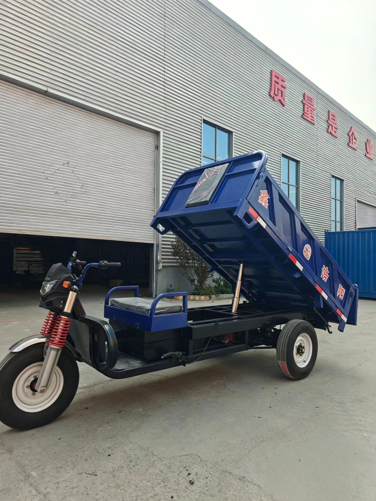 新昊阳电动液压倾卸三轮车，3000-5000W 重型，适用于建筑和农业用途