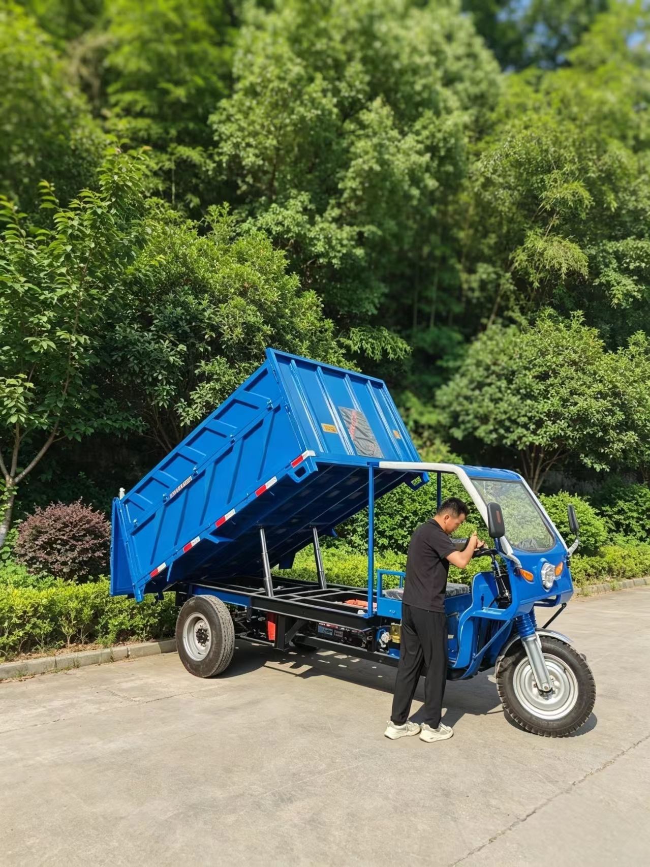 电动垃圾收集车，载重2-3.5吨，容积6-8立方米，一键式液压升降