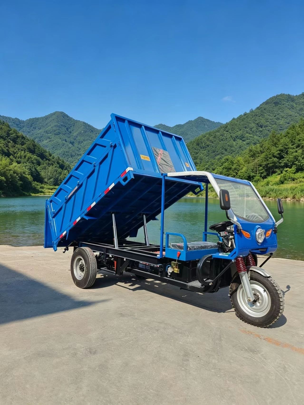 电动垃圾收集车，载重2-3.5吨，容积6-8立方米，一键式液压升降
