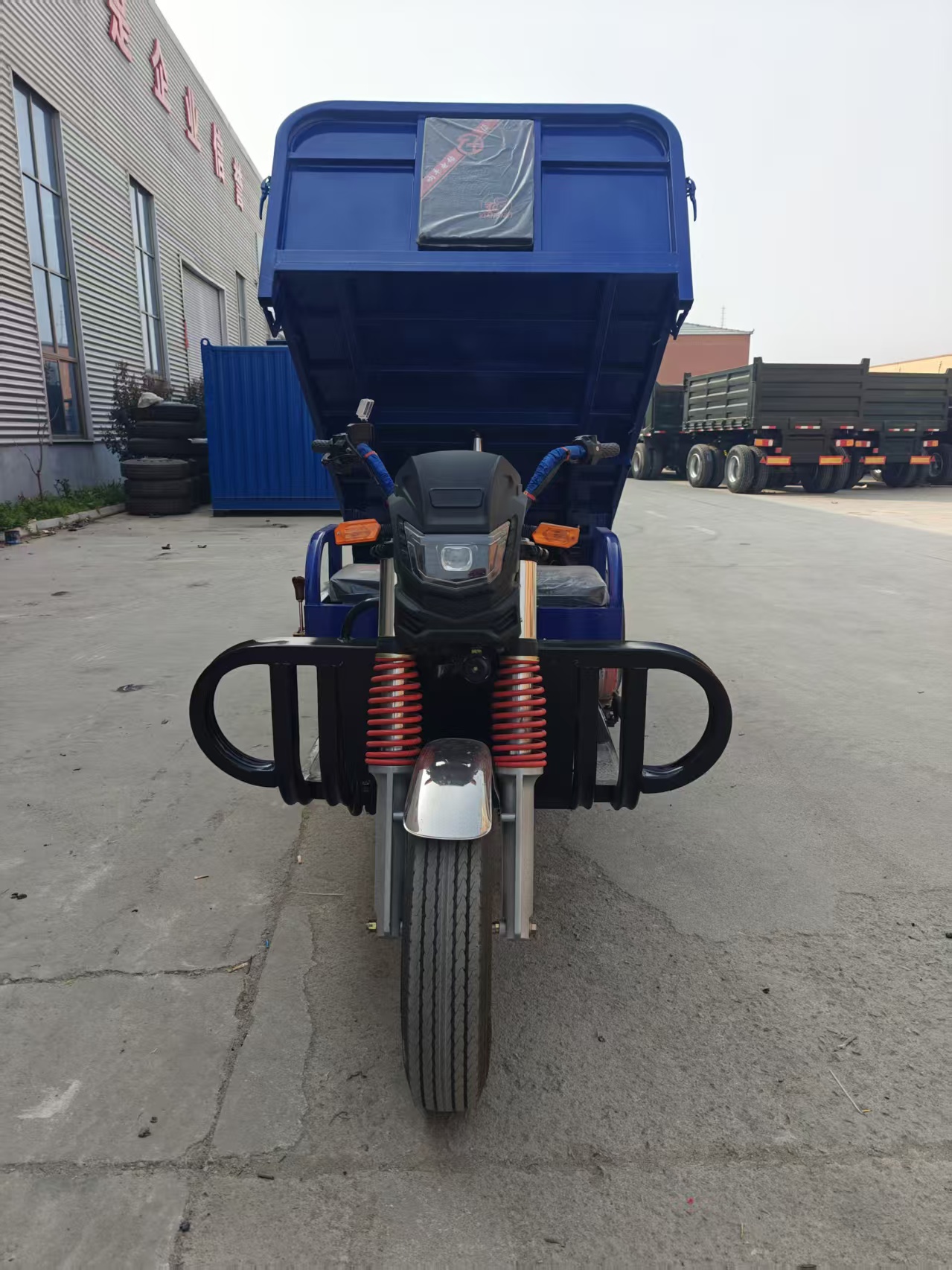 新昊阳电动液压倾卸三轮车，3000-5000W 重型，适用于建筑和农业用途