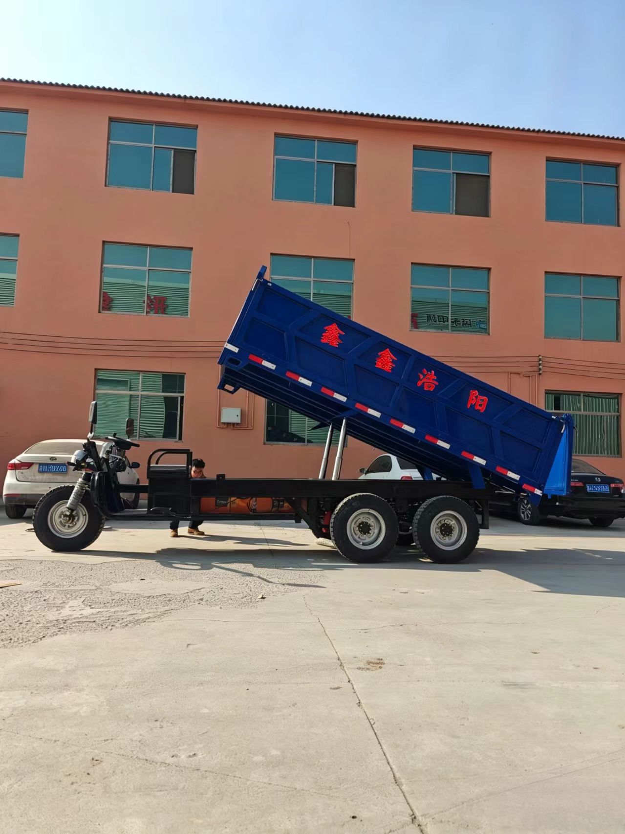 Large-Ton Electric Dump Tricycle, Dual Rear Axle 6-Wheel Drive, 3m Extended Cargo Box
