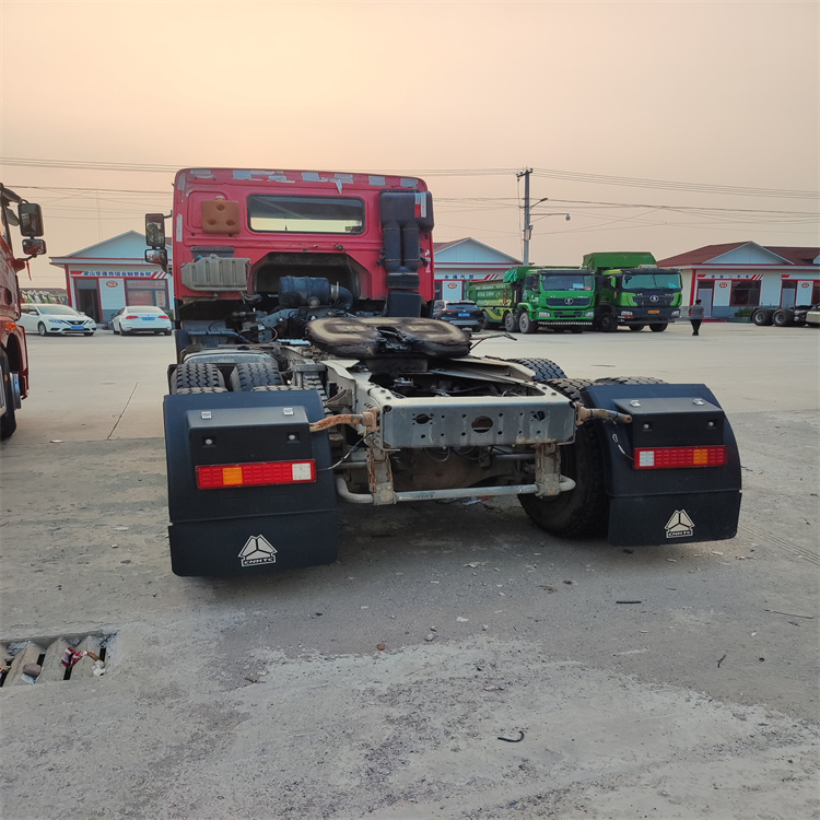 中国重汽豪沃380马力牵引车，中国V型6×4，二手重型卡车头