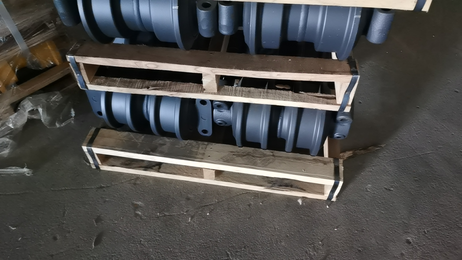 全新挖掘机配件：小松PC500LC-10MO双法兰履带滚轮、履带链条和履带板组件