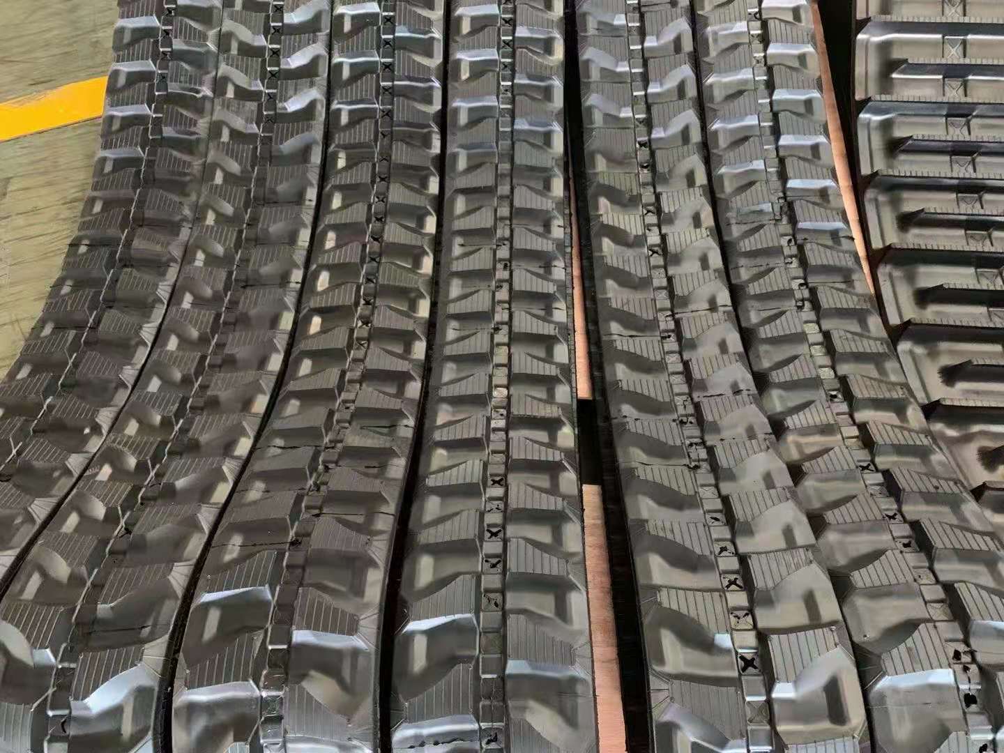 Kubota: KH007, KH21, U10, U15 Undercarriage Rubber Track