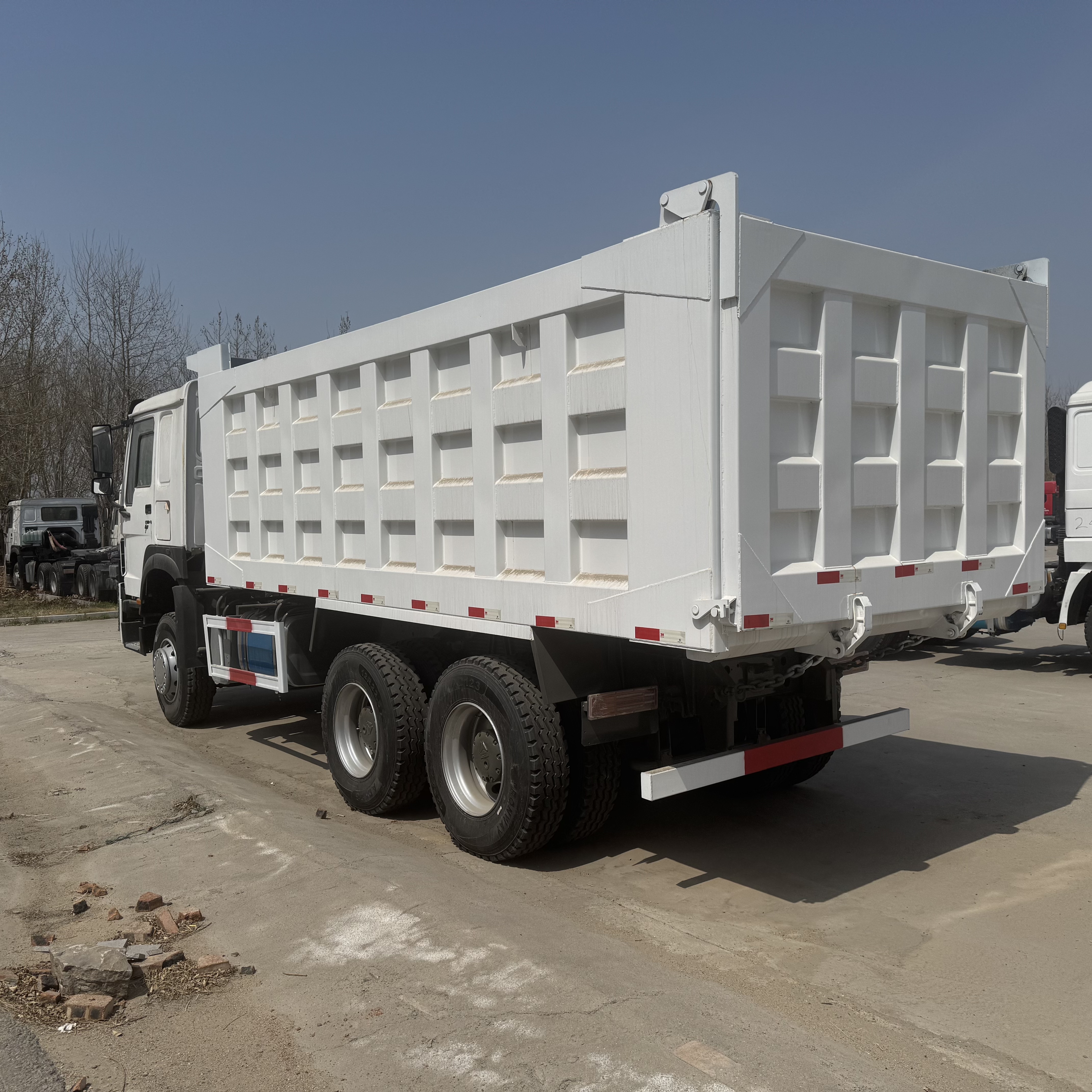 SINOTRUK HOWO 6x4 Tipper Truck / Dump Truck, 371HP Heavy Duty Construction Vehicle