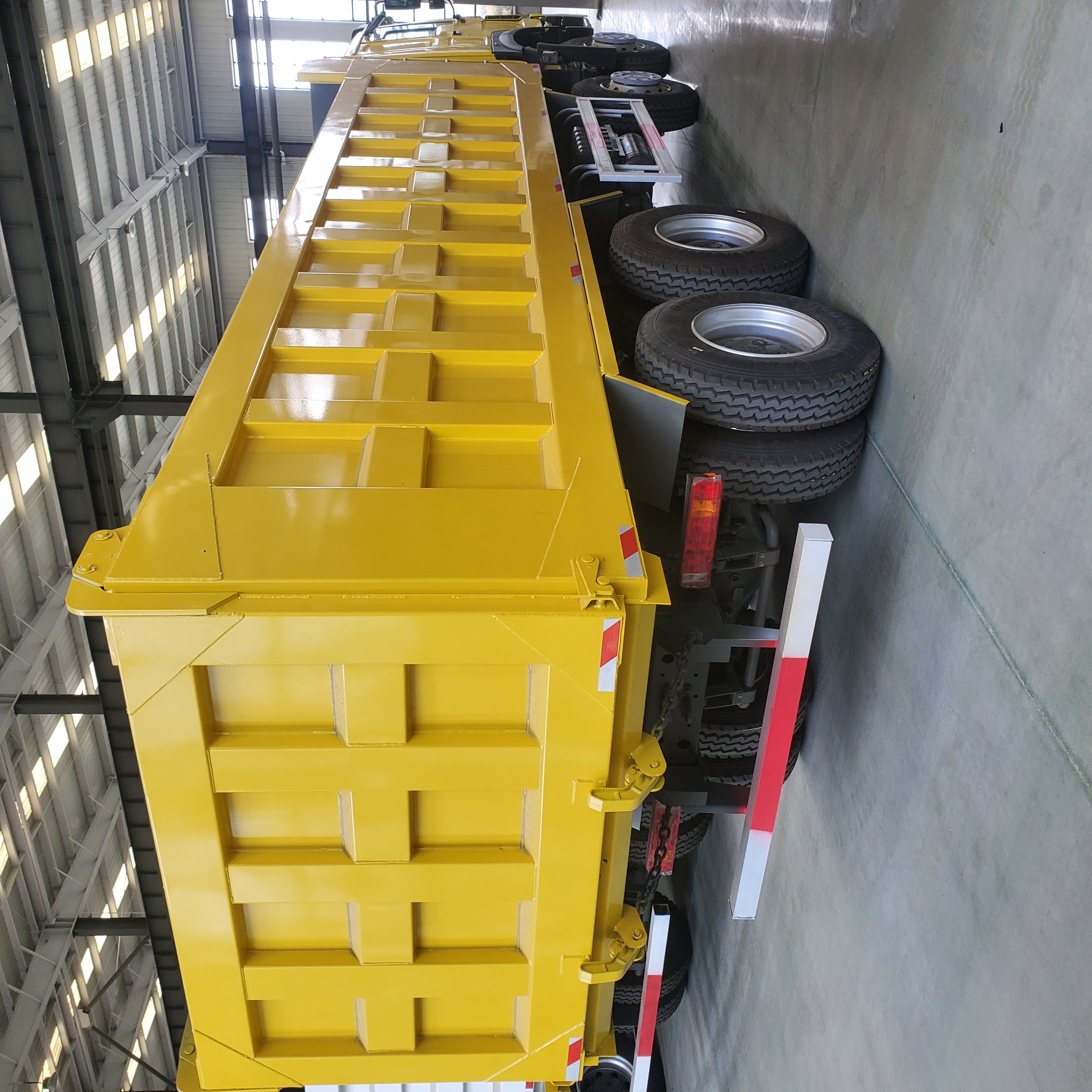 SINOTRUK HOWO 8x4 Dump Truck with Reinforced Box, 371-430HP Optional