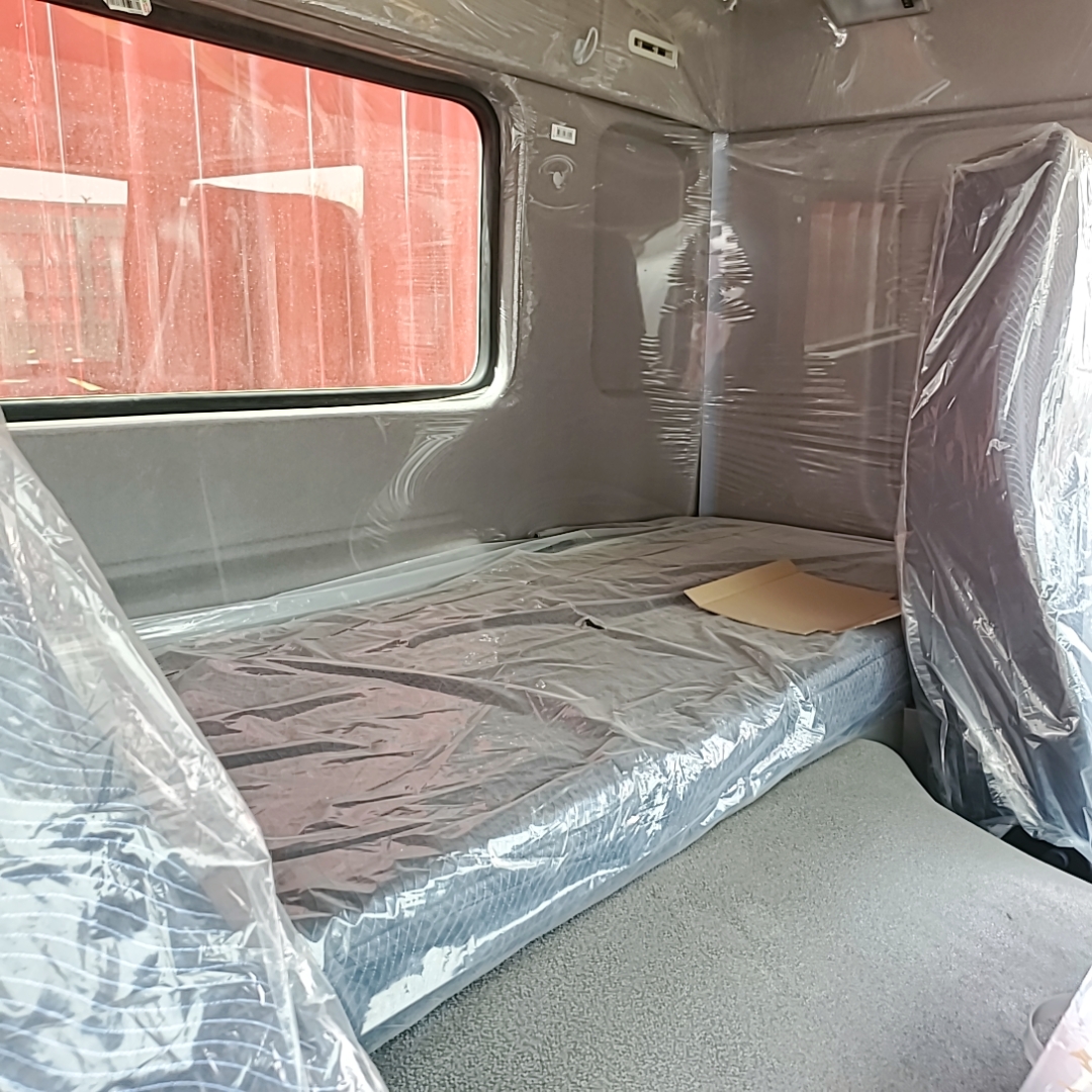 中国重汽豪沃 6x4 封闭式厢式货车