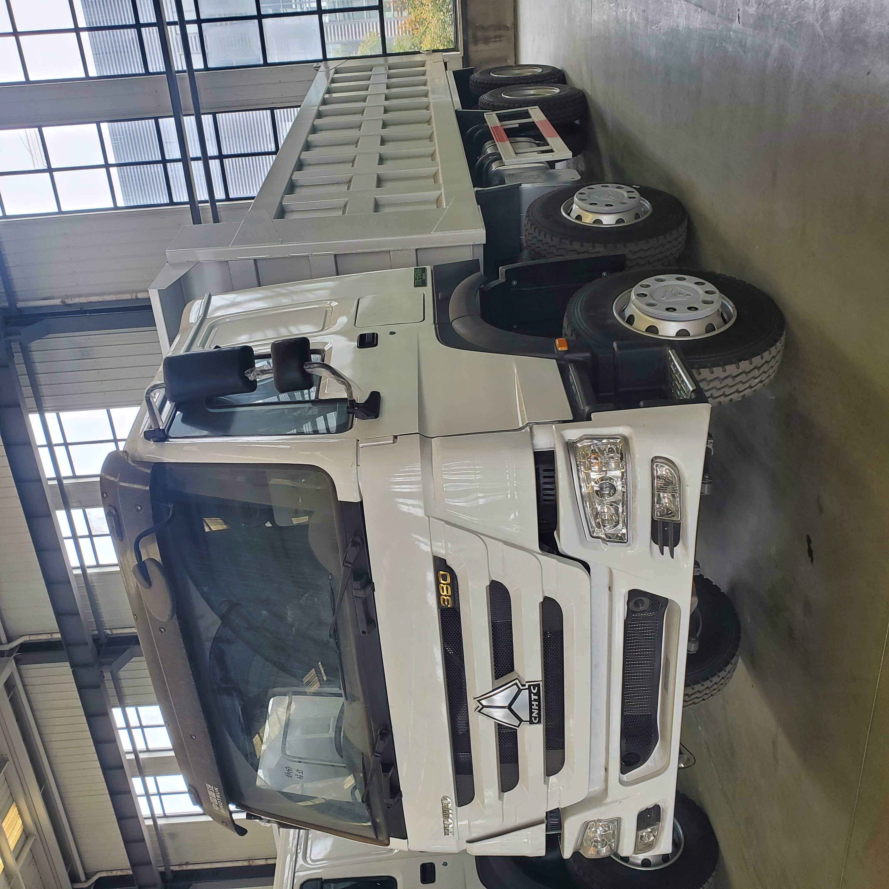 中国重汽豪沃8x4自卸车/翻斗车，可选功率371-430马力