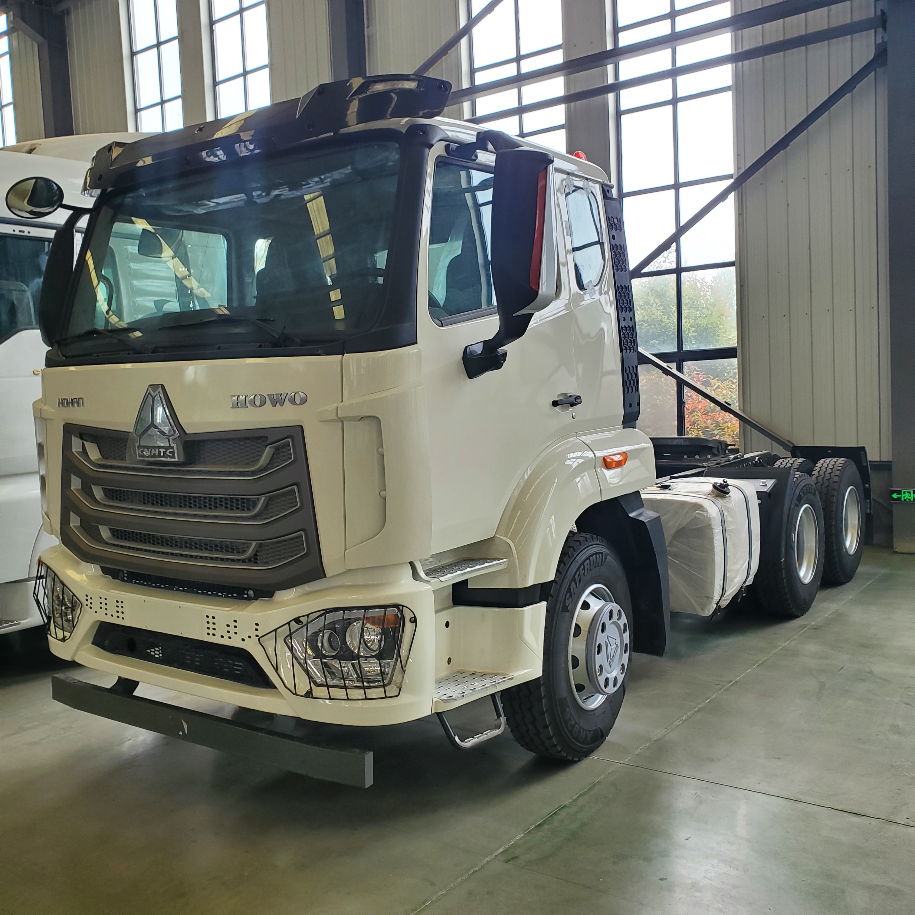 Sinotruk Howo NX 6x4 Tractor Head / Tractor Unit for Heavy Cargo Transport
