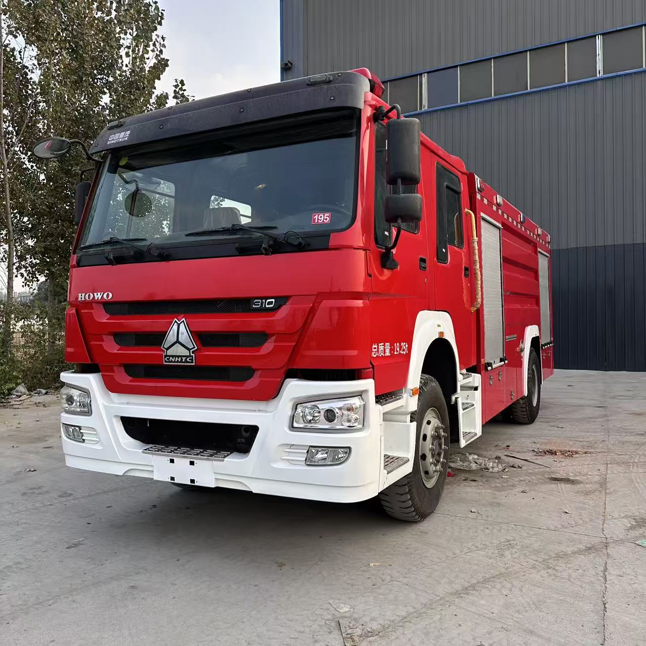 中国重汽豪沃 4x2 水箱消防车，19.25 吨总重