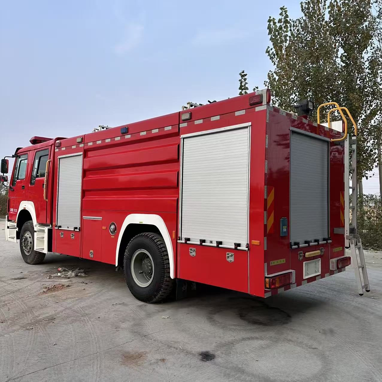 中国重汽豪沃 4x2 水箱消防车，19.25 吨总重