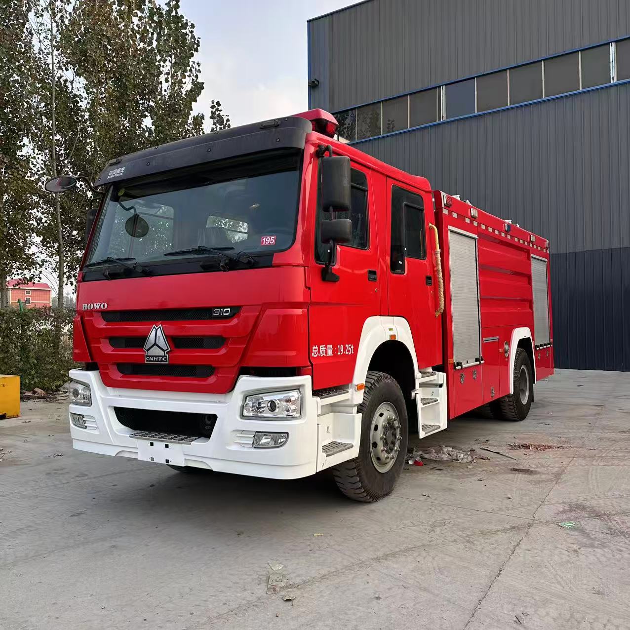 中国重汽豪沃 4x2 水箱消防车，19.25 吨总重