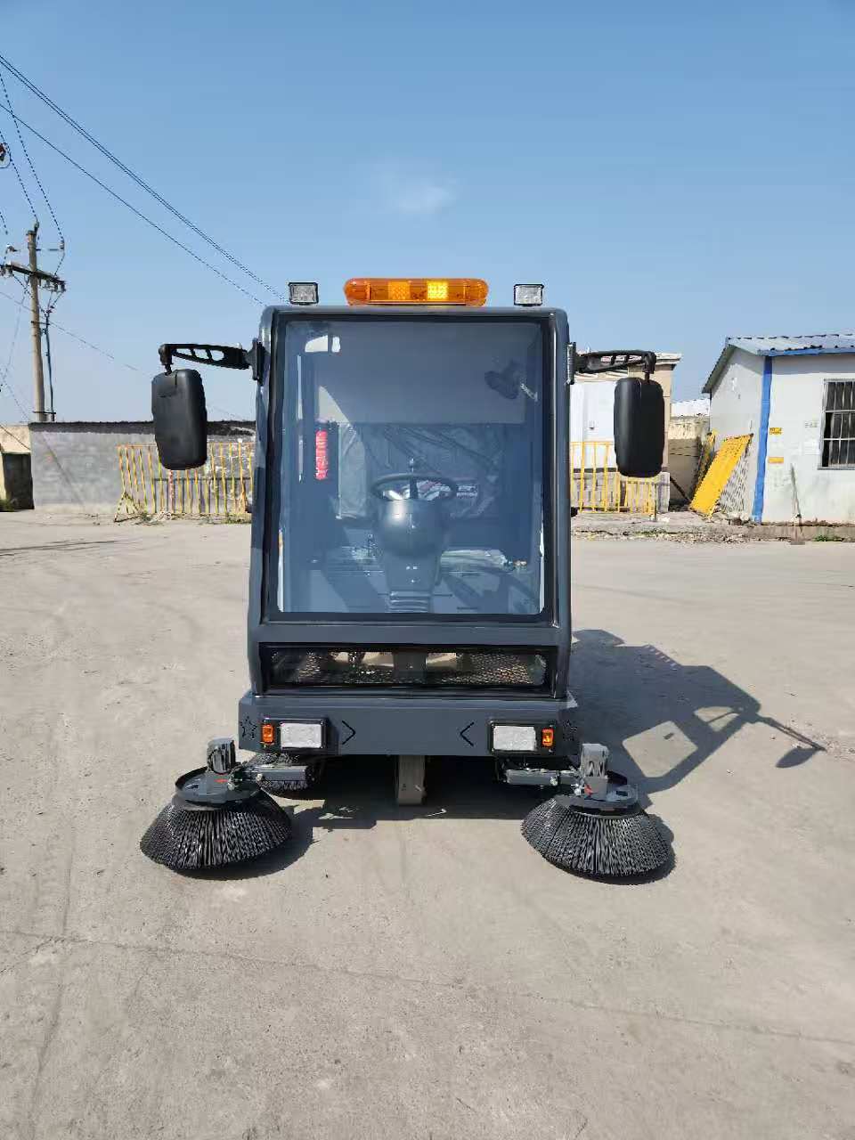 2.0m Cleaning Width Electric Street Sweeper with Water Tank