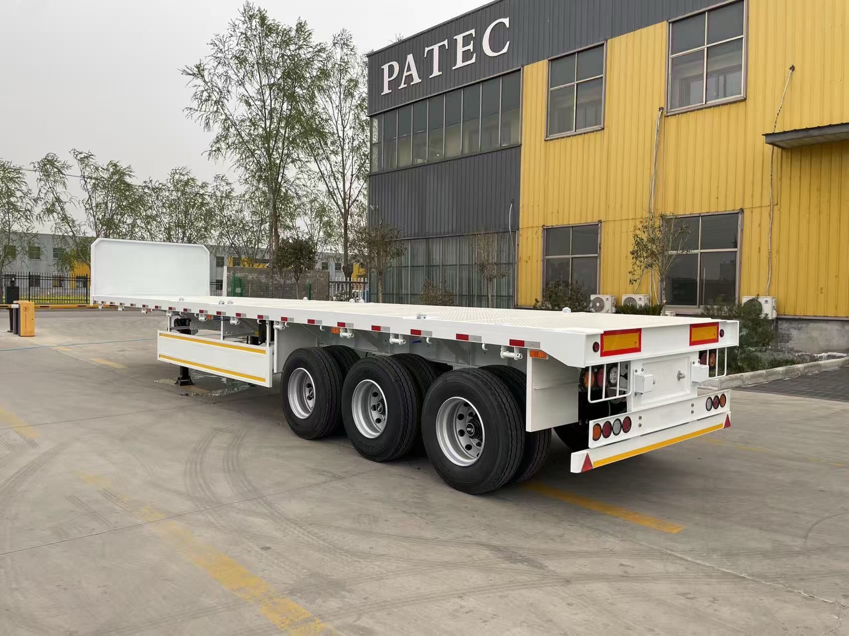 Heavy-duty flatbed semi-trailer