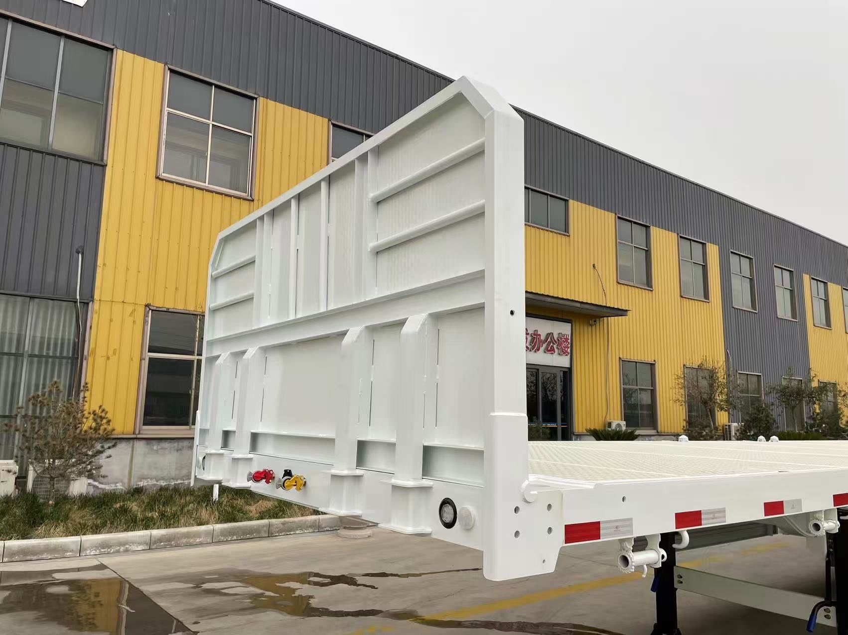 Heavy-duty flatbed semi-trailer
