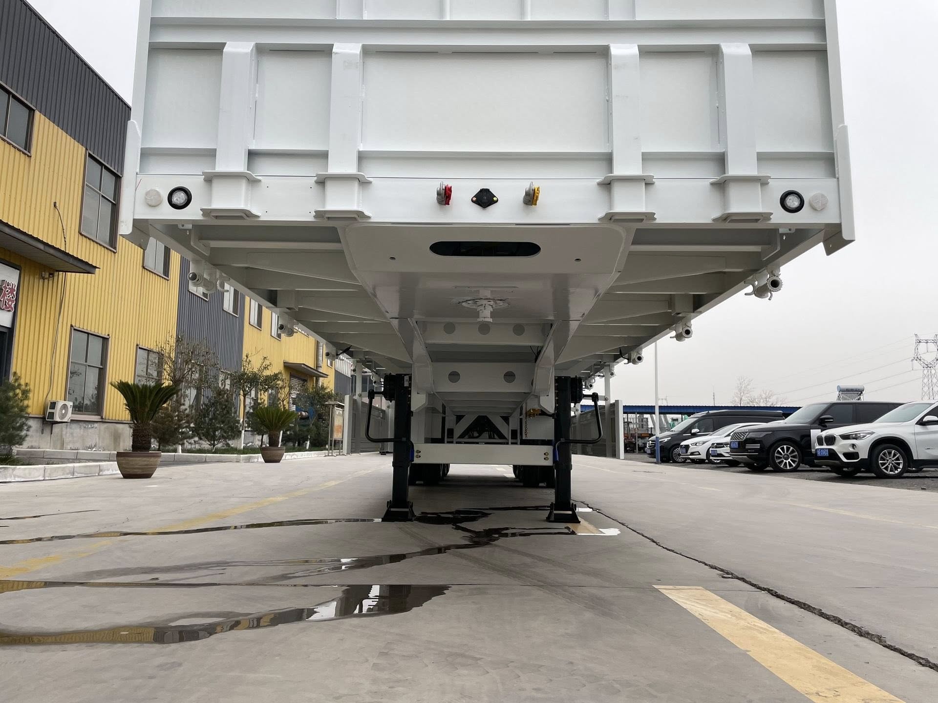 Heavy-duty flatbed semi-trailer