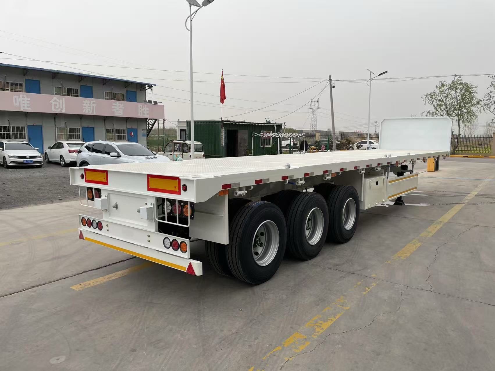 Heavy-duty flatbed semi-trailer