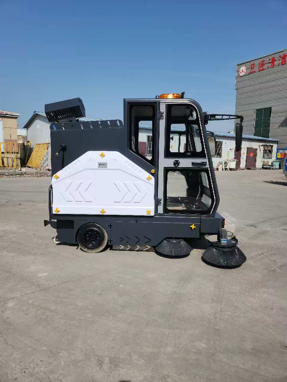 Phantom S Enclosed Electric Road Sweeper for Industrial Use