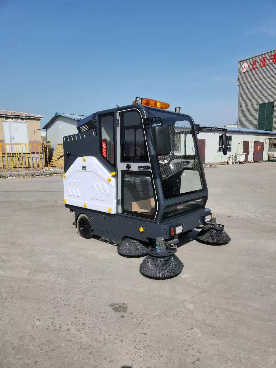Phantom S Enclosed Electric Road Sweeper for Industrial Use